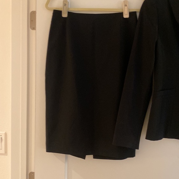 Designer two piece suit - Blazer and skirt - Picture 3 of 4